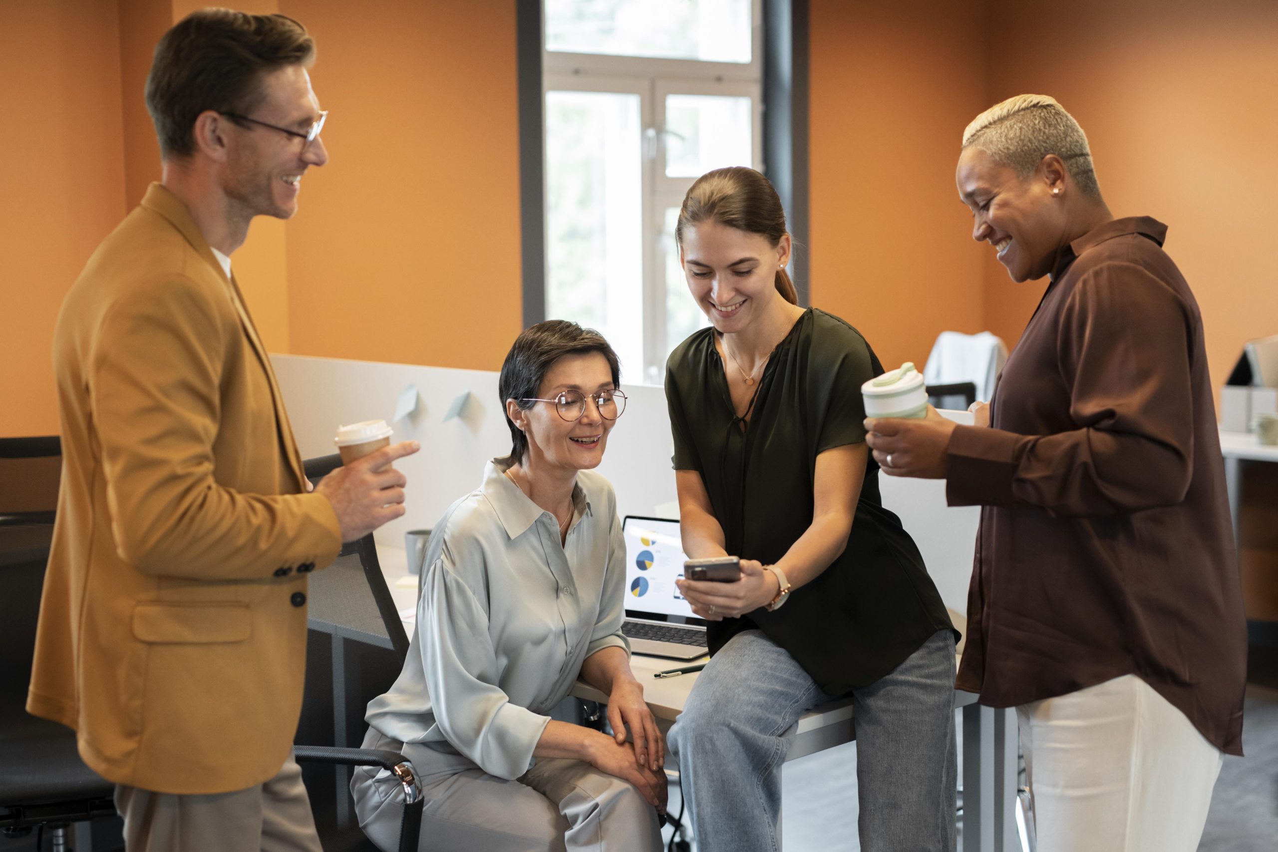 medium-shot-people-discussing-work (1)